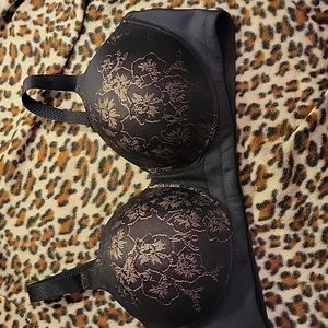 Vanity Fair black lace bra. 40D